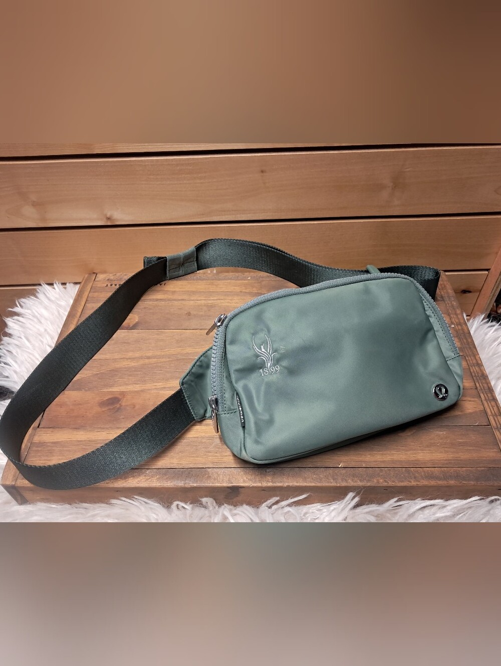 Lululemon Everywhere Belt Bag 1L Grey Sage with Deer Graphic Accent Like New - Picture 5 of 6